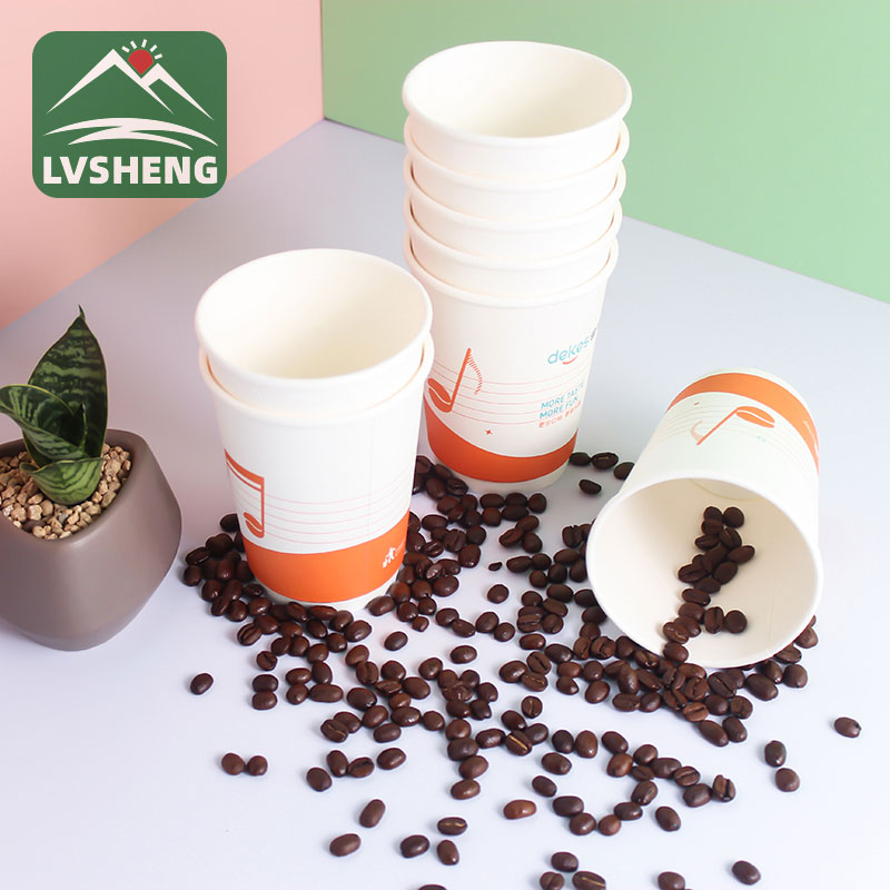 Solong mga tasa ng kape sa dingding